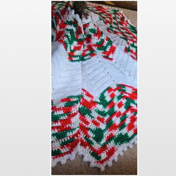 Vintage Christmas Tree Skirt Hand Crochet Snowflake Red Green White Grandma 70s - Picture 14 of 16